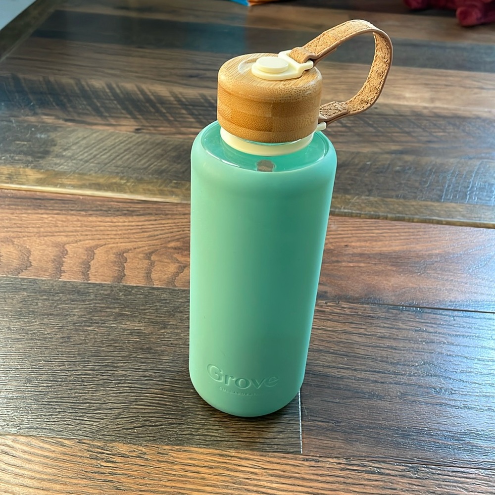 Grove Collaborative Glass 24 oz water bottle with silicone sleeve